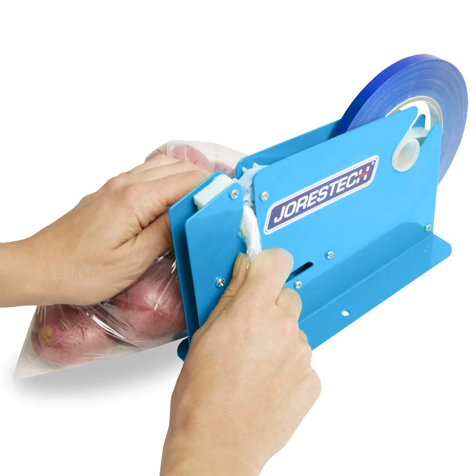 Operador utilizando una cerradora manual de bolsas JORES TECHNOLOGIES® para cerrar una bolsa llena de patatas.