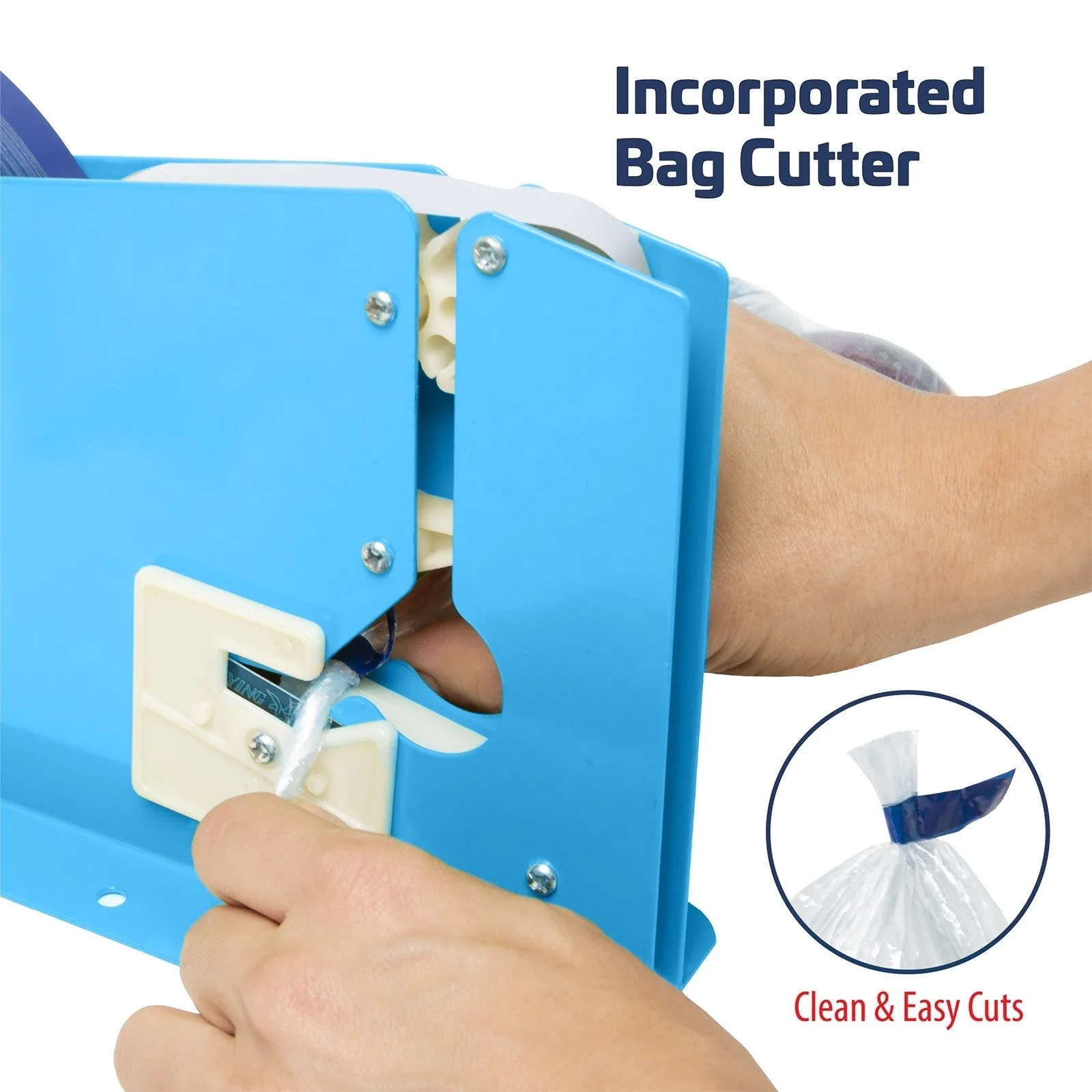 Una persona insertando el cuello de una bolsa de plástico en la selladora y cortadora de bolsas JORES TECHNOLOGIES® Text reads: cortador de bolsas incorporado para cortes limpios y fáciles