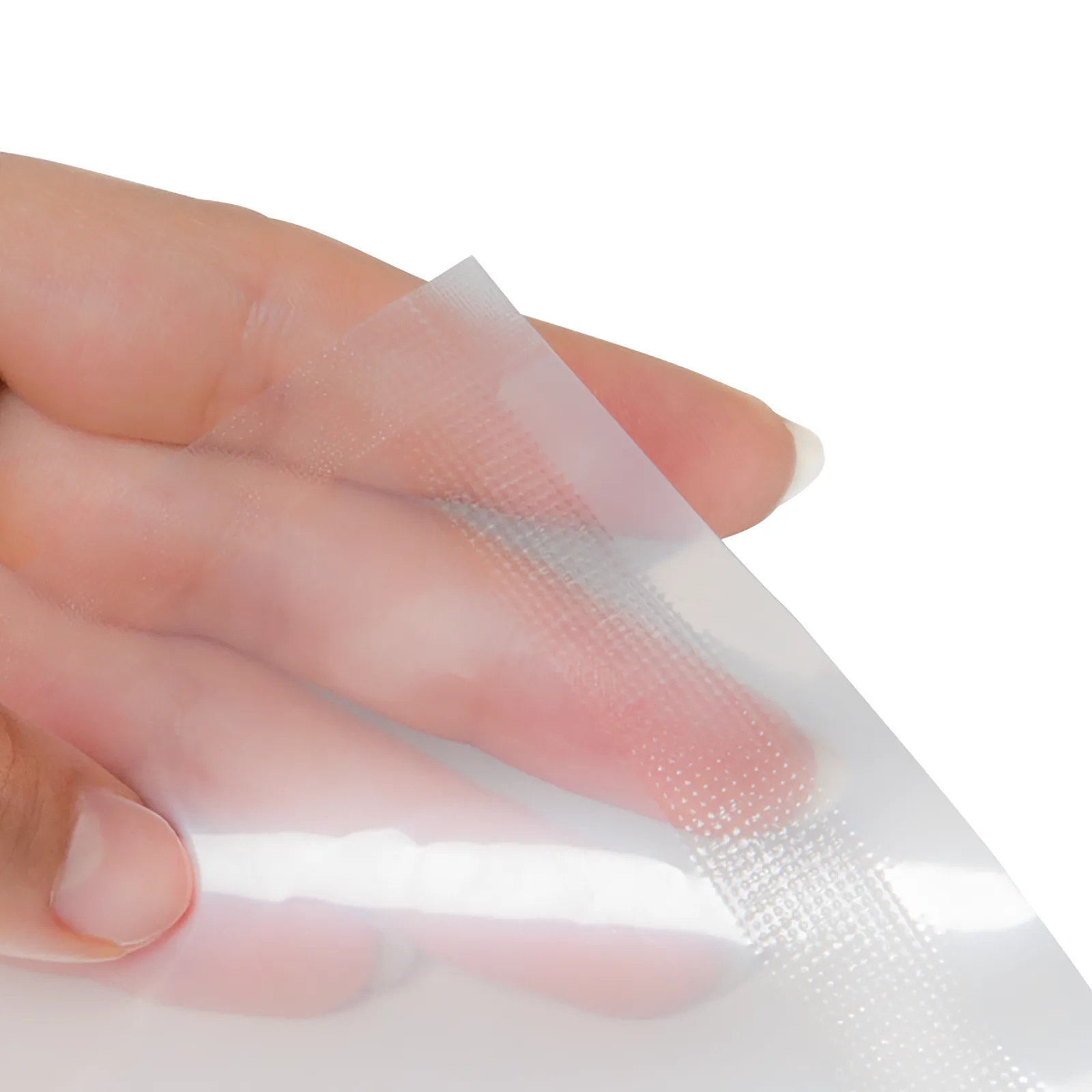 una persona sosteniendo una bolsa transparente para mostrar el patrón de sellado hecho por una máquina selladora continua de banda JORES TECHNOLOGIES®