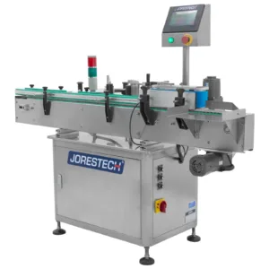 aplicador automático de etiquetas de acero inoxidable con logotipo azul de JORES TECHNOLOGIES® y rieles de protección verdes