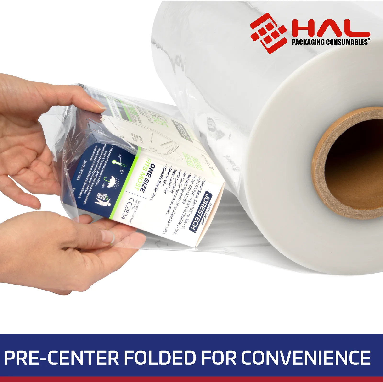 Rollo de película retráctil transparente de 100 gauge colocado de lado. Una persona está colocando una caja dentro de la película para envolverla con film retráctil. El texto azul y blanco en la parte inferior dice Pre Center Folded for Convenience