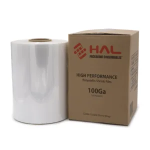 Rollo de film retráctil de 100 gauge sobre fondo blanco fotografiado junto a una caja marrón. La caja muestra el logotipo de la marca HAL y dice