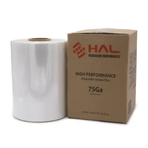 Rollo de película retráctil sobre un fondo blanco fotografiado junto a una caja marrón. La caja muestra el logotipo de la marca HAL y dice