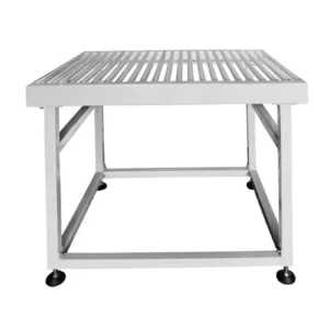 mesa transportadora de rodillos por gravedad plateada con patas negras