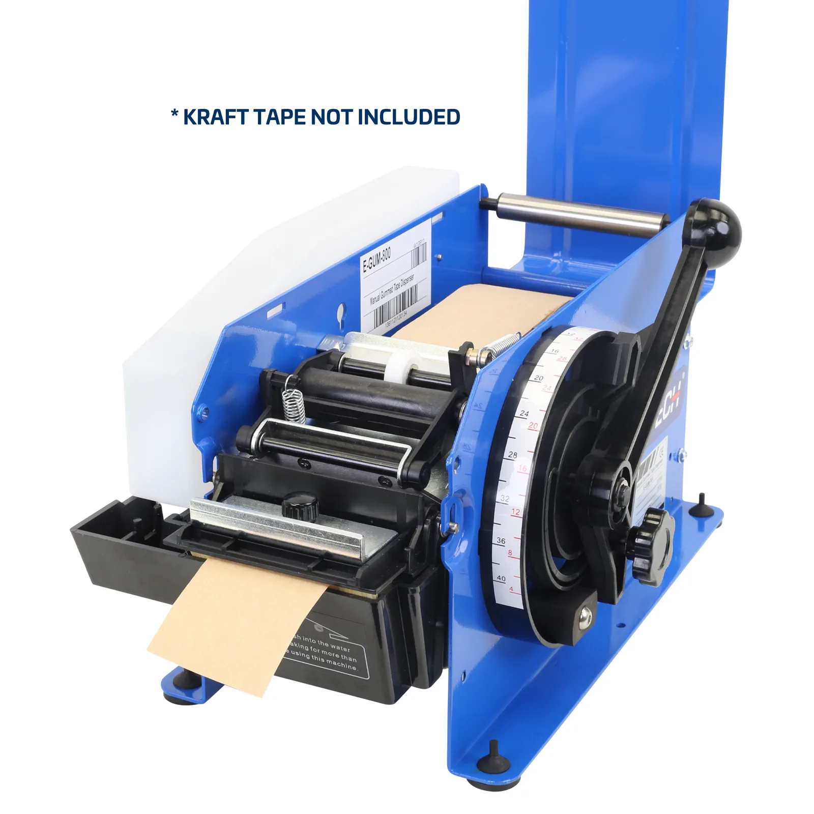 Vista diagonal del dispensador manual de cinta de papel engomado con la tapa superior abierta mostrando el rollo marrón de cinta kraft en el interior. El texto dice: la cinta kraft no está incluida