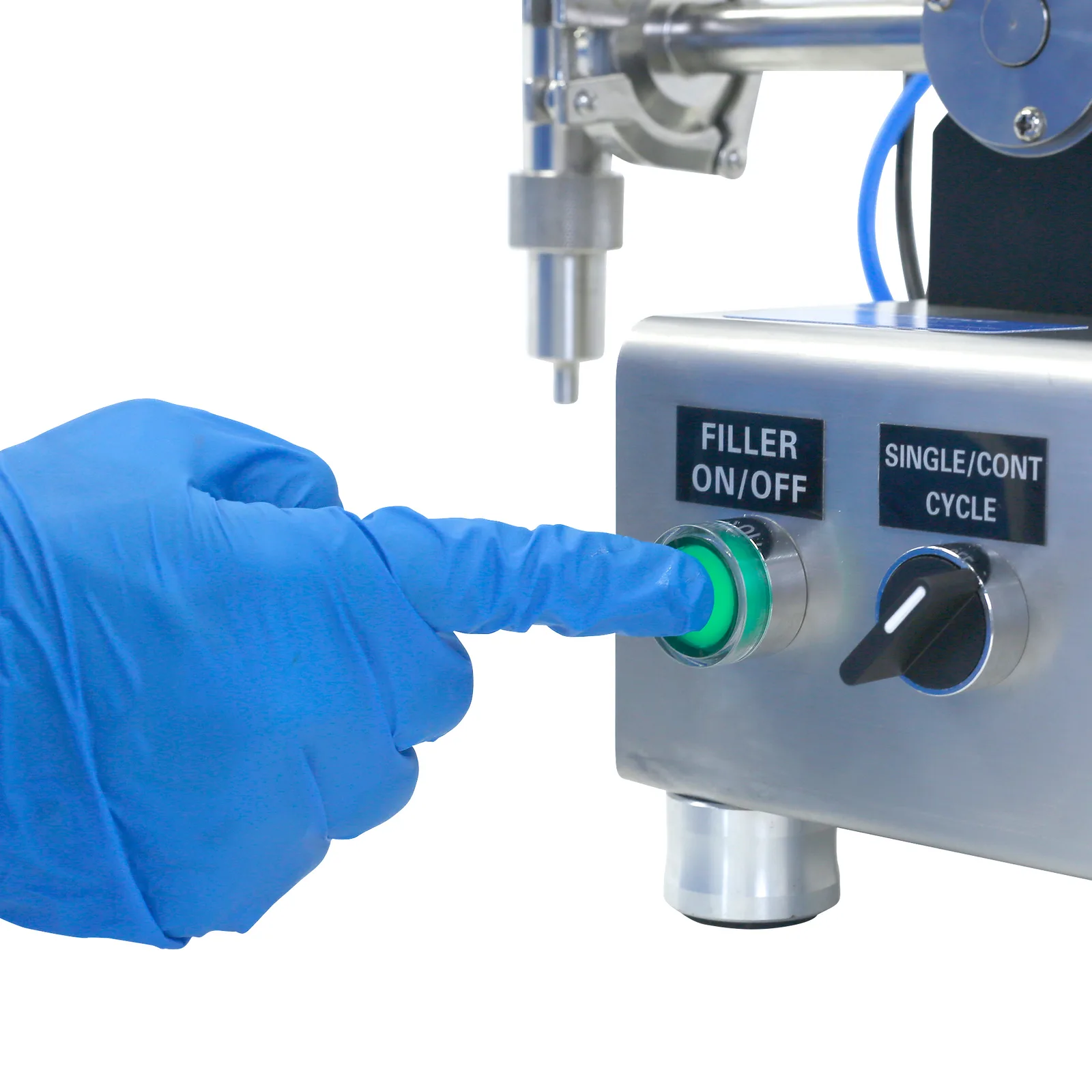 Primer plano de una persona con guantes azules de nitrilo presionando el interruptor de encendido/apagado del llenador de pasta de émbolo de mesa para alta viscosidad de 100ML de JORES TECHNOLOGIES®, llenadora de émbolo de sobremesa para pasta