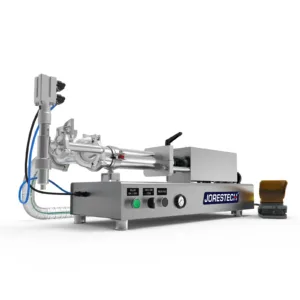 Llenadora de pistón de sobremesa para líquidos de baja viscosidad de JORES TECHNOLOGIES®. La máquina llenadora de pistón está fabricada en acero inoxidable 316 y 304, e incluye un pedal amarillo y gris como parte de esta máquina de llenado.