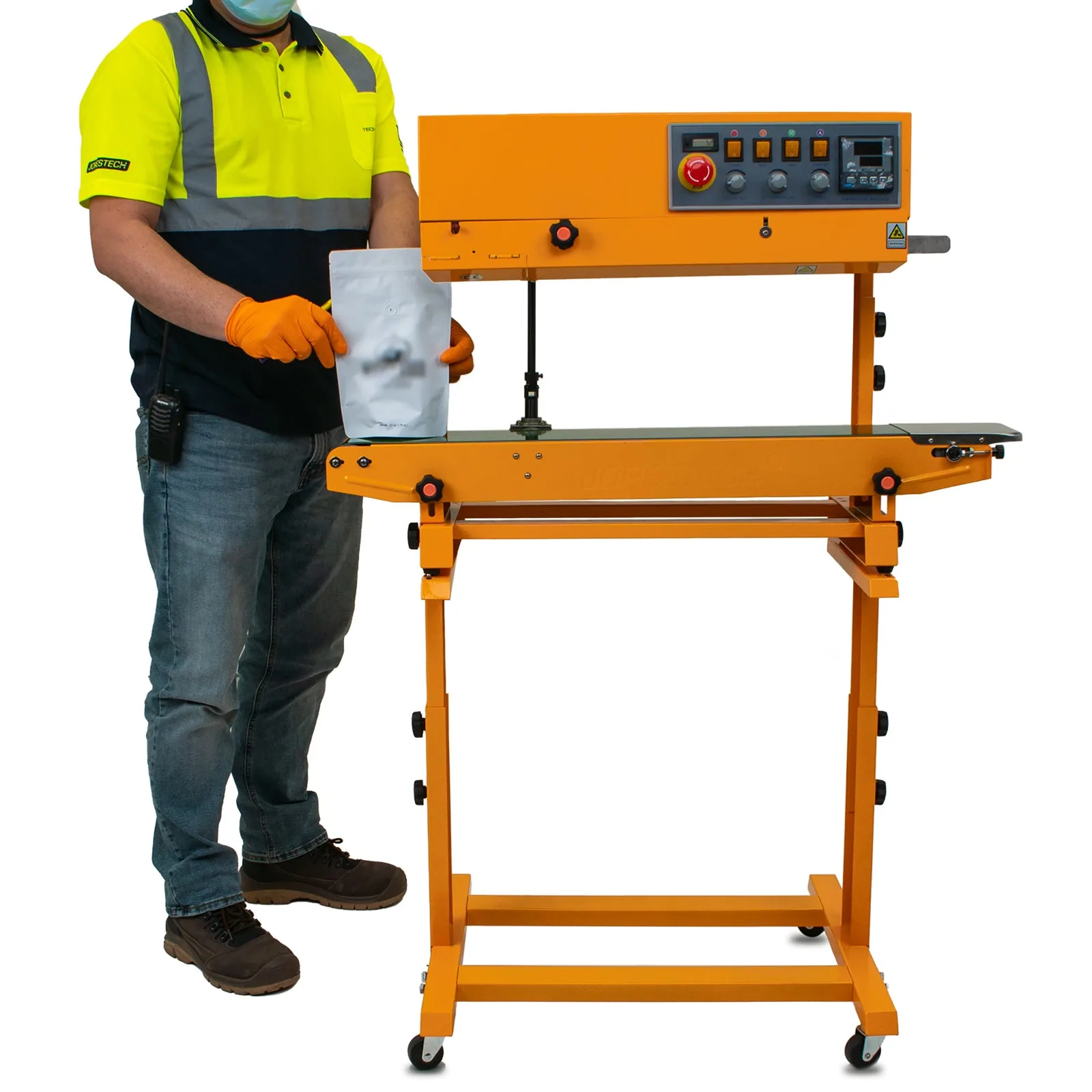 La base de una CBS-800 con una máquina encima. Un hombre está sellando una bolsa con esta máquina.