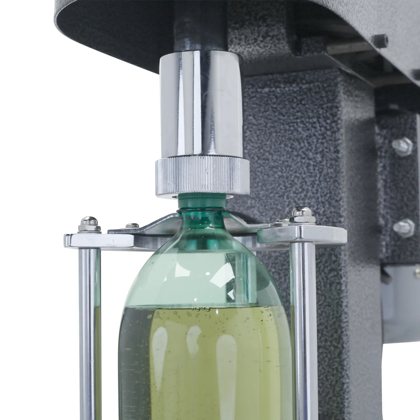 Primer plano de la encorchadora semiautomática gris JORES TECHNOLOGIES® con una botella de plástico verde llena de líquido verde insertada. La encorchadora está enroscando la tapa en la botella verde.