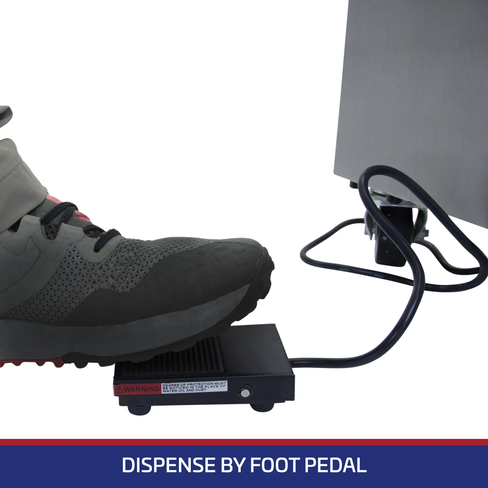 El pedal de pie del llenador volumétrico JORES TECHNOLOGIES® siendo presionado por alguien. El texto de abajo dice
