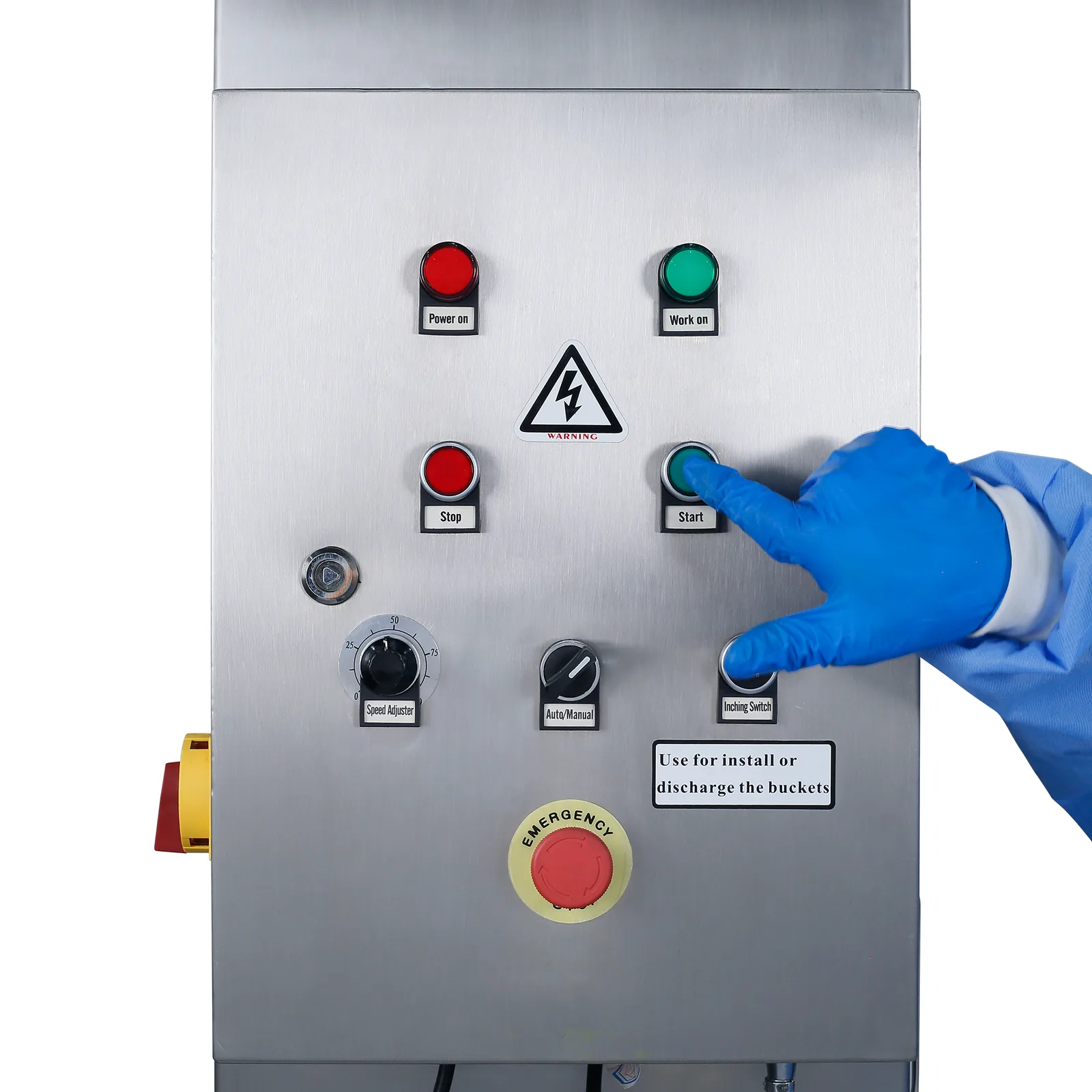 Panel de control y la mano de una persona con guantes de nitrilo azules presionando el botón de inicio del Elevador de Cangilones Motorizado de Acero Inoxidable