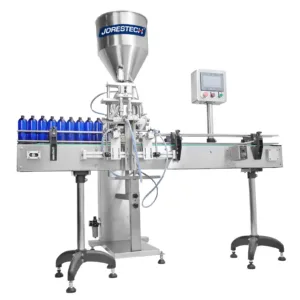 Sistema automático de llenado de pasta de alta viscosidad de doble cabezal en acero inoxidable de JORES TECHNOLOGIES®. Tiene varias botellas azules colocadas en la cinta transportadora siendo llenadas por la máquina