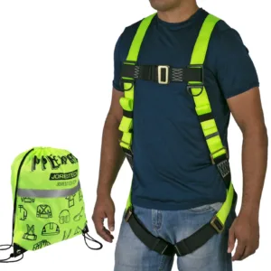 Vista frontal del torso de una persona que lleva el arnés de seguridad JORESTECH 1D para protección contra caídas en amarillo y negro de alta visibilidad. También incluye una bolsa de cordón de alta visibilidad color lima que viene con el arnés.