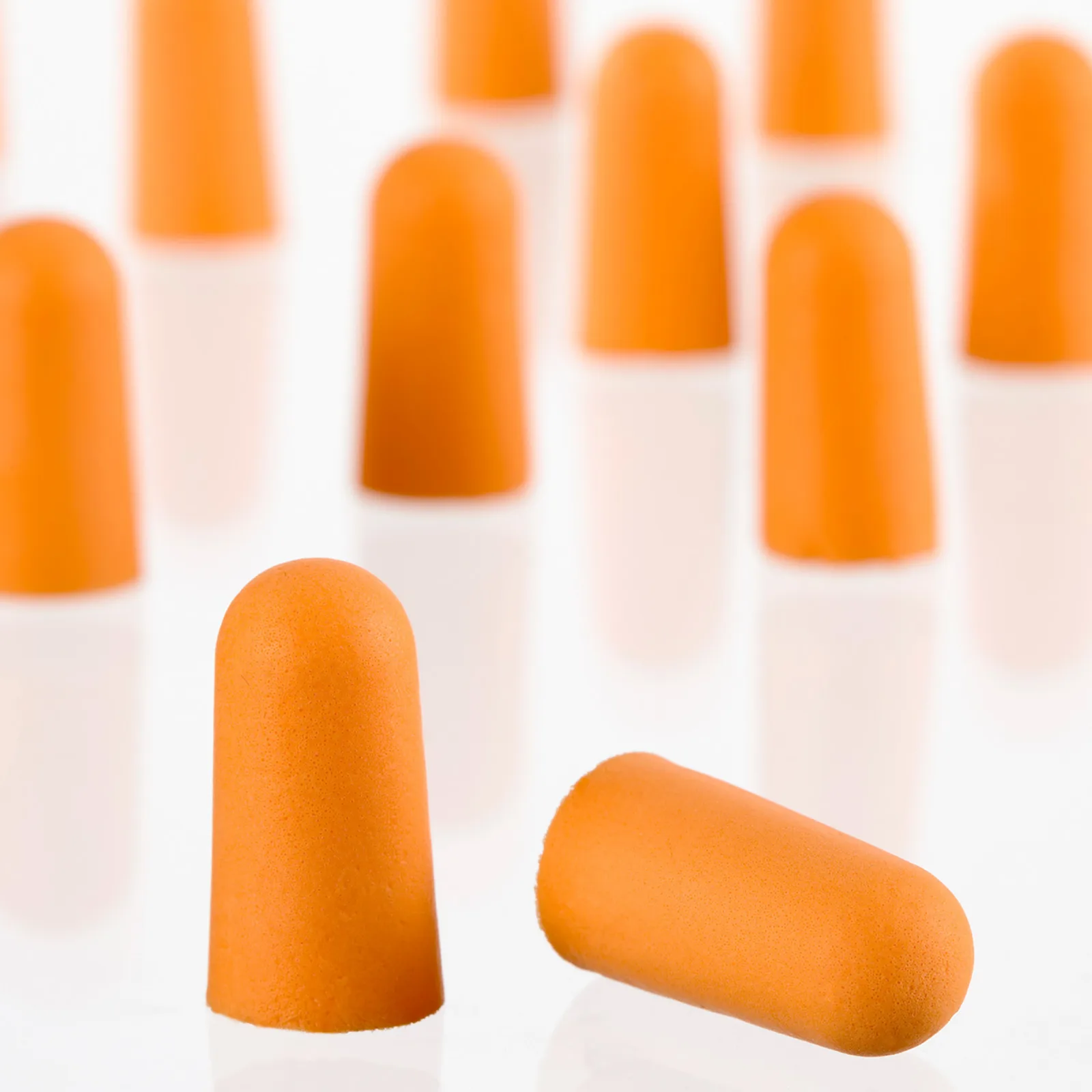 Primer plano que muestra en detalle la suave espuma naranja de los tapones para los oídos JORESTECH.