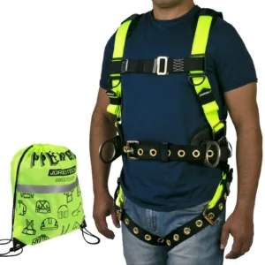 Una persona lleva un arnés corporal de seguridad 3D para protección contra caídas con ojetes y acolchado de soporte lumbar. También se muestra la bolsa de transporte incluida con el arnés de seguridad.