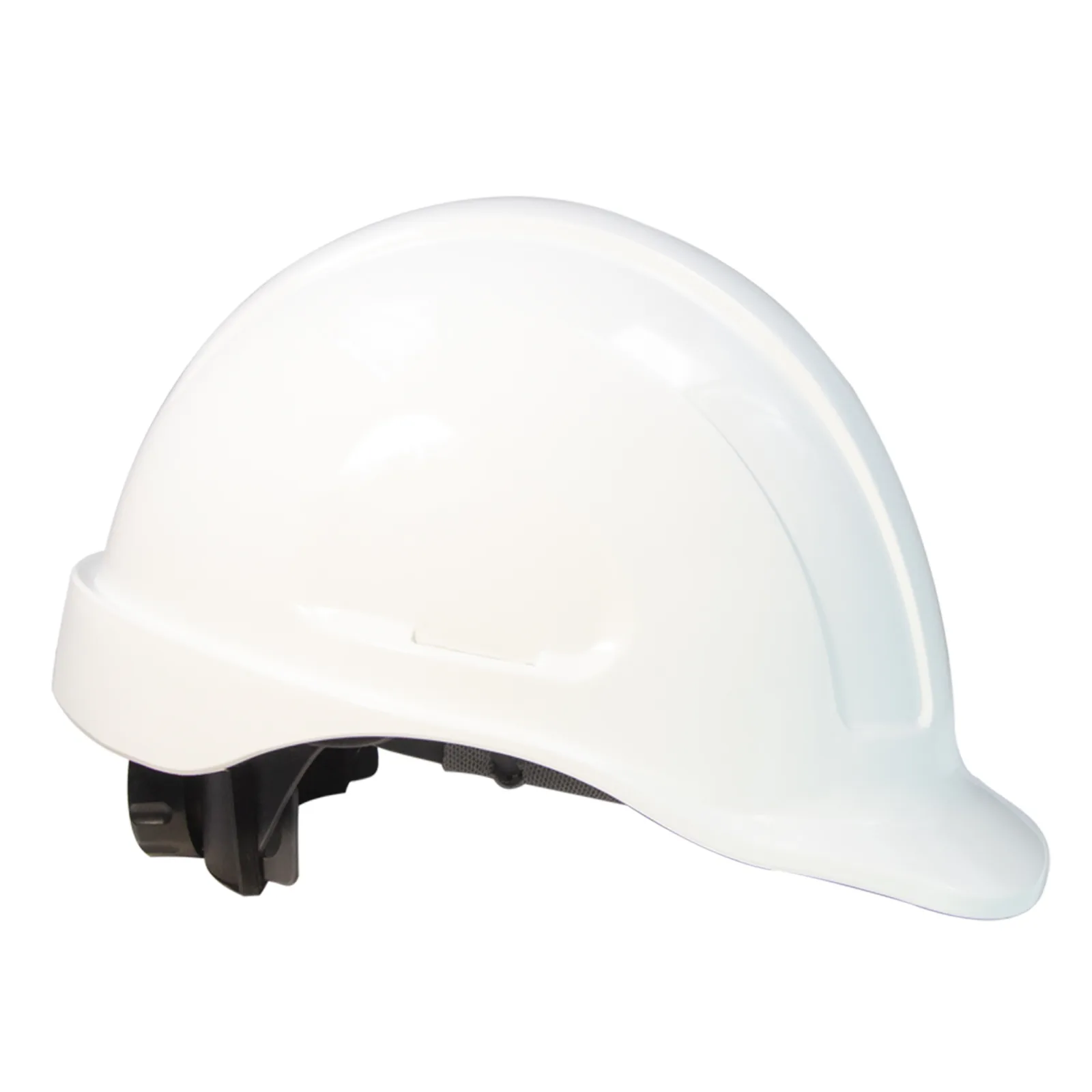 Vista diagonal de un casco de seguridad tipo gorra blanco con suspensión de 4 puntos