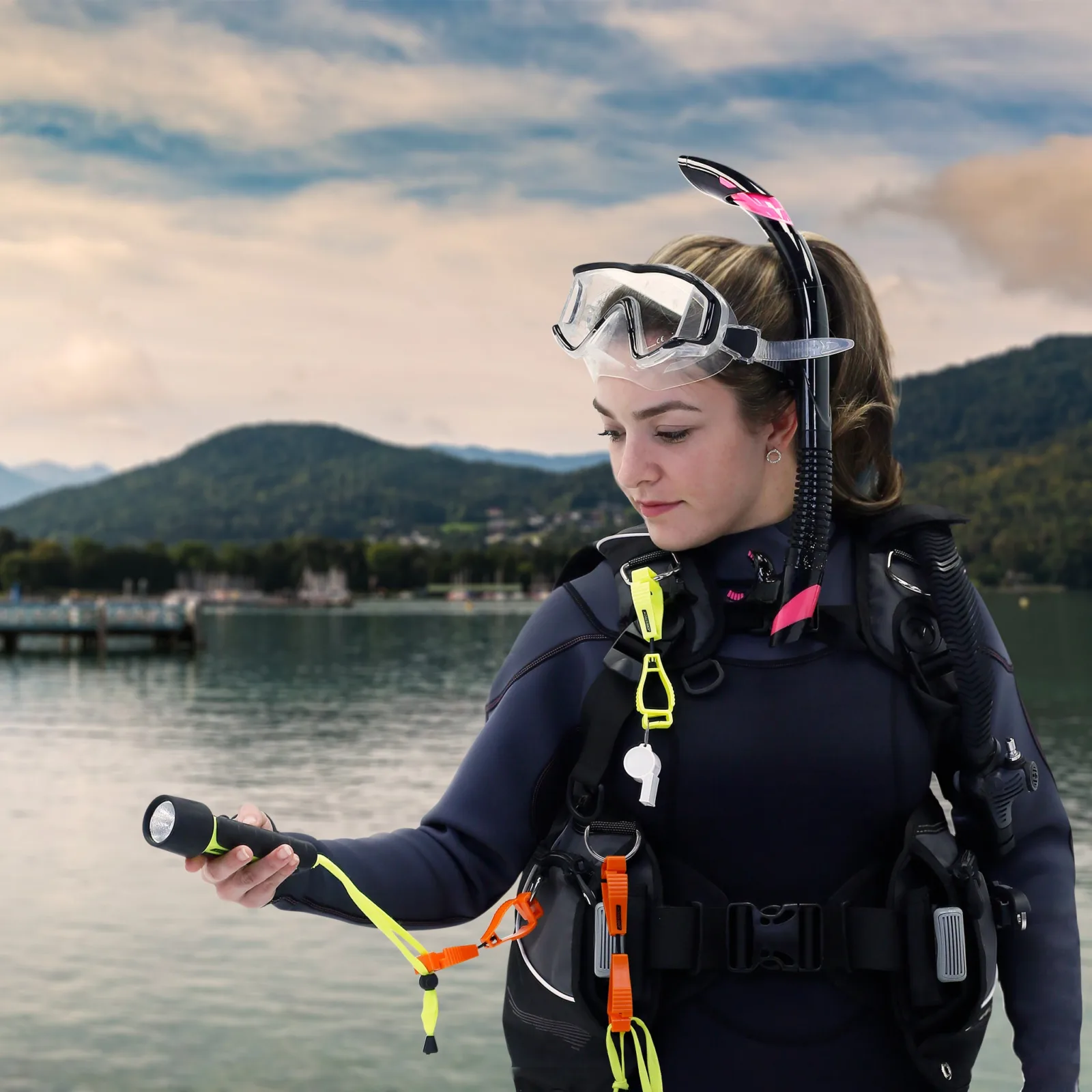 Mujer usando varios sujetadores de guantes JORESTECH con clip de seguridad, sujetos a su equipo de buceo con accesorios adheridos para una sujeción fácil y rápida mientras practica deportes.