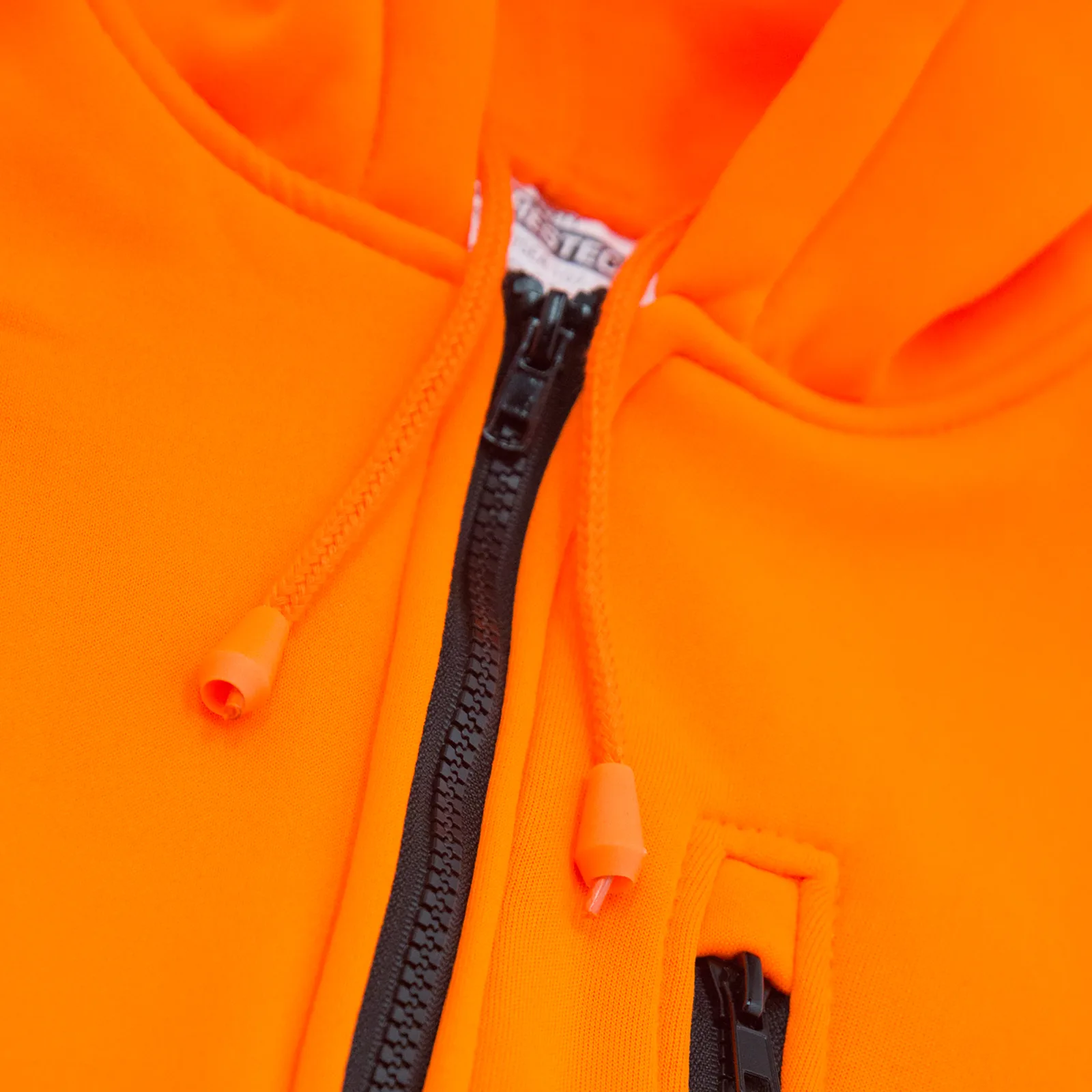 primer plano muestra la cremallera de alta calidad y los cordones para ajustar la abertura de la capucha del sudadera con capucha de seguridad JORESTECH de alta visibilidad con franjas reflectantes