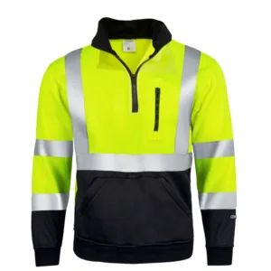 Suéter de seguridad amarillo JORESTECH de alta visibilidad con franjas reflectantes de 2". Este suéter cuenta con medio cierre, cuello alto con capa interior de forro polar en la parte posterior, un bolsillo en el pecho con cremallera y un amplio bolsillo en la cintura para ambas manos.