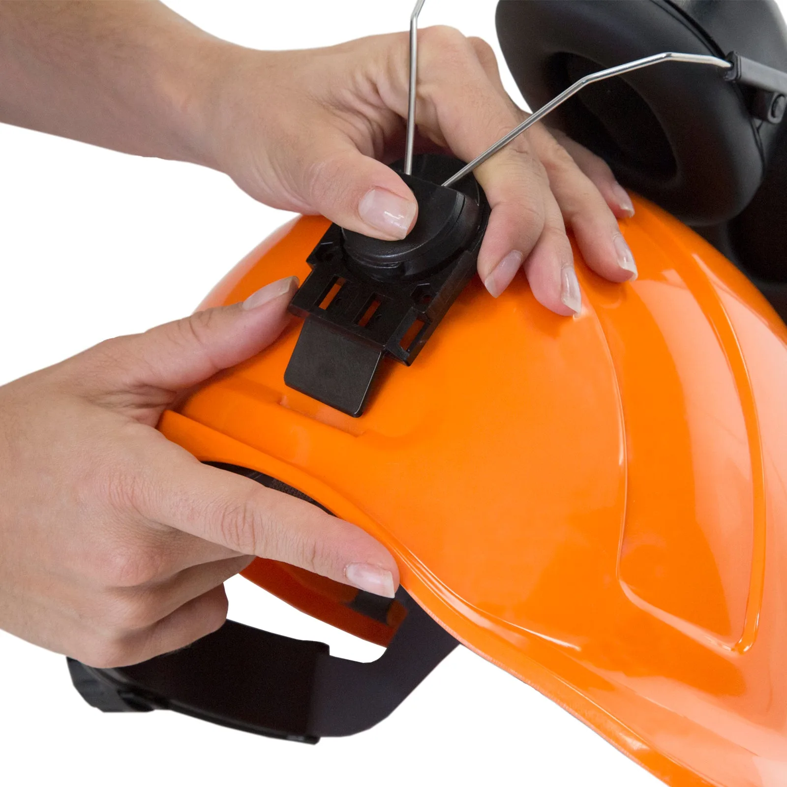 Primer plano de las manos de una persona colocando las orejeras negras JORESTECH dentro de las ranuras universales de un casco tipo gorra JORESTECH color naranja conforme a ANSI