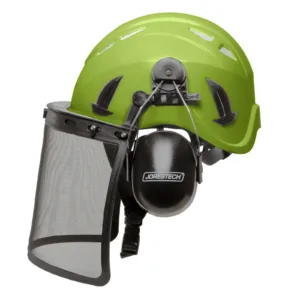 Vista lateral del casco de seguridad ventilado color lima con careta de malla de hierro y orejeras sobre fondo blanco